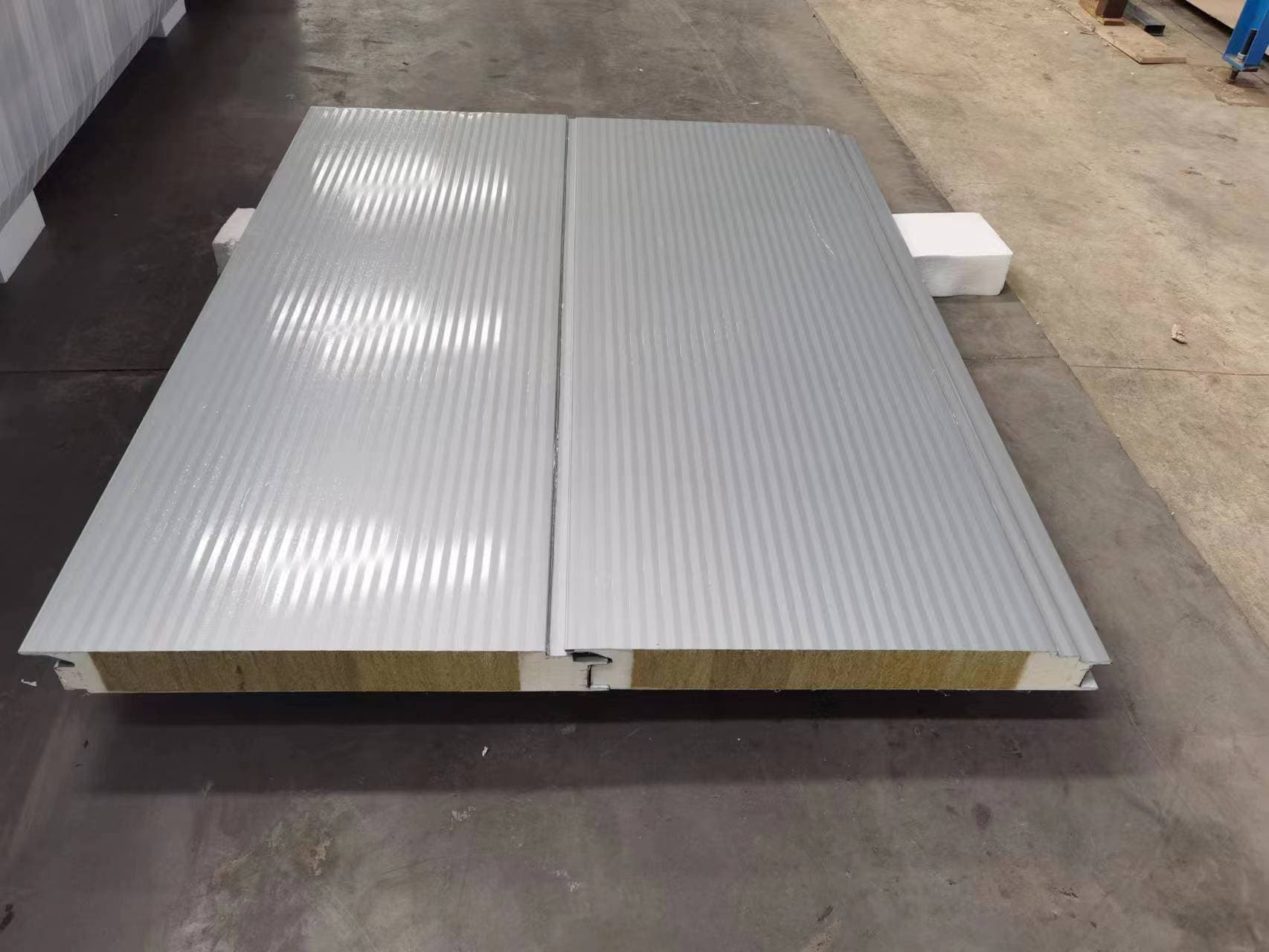 聚氨酯封边岩棉夹芯保温板