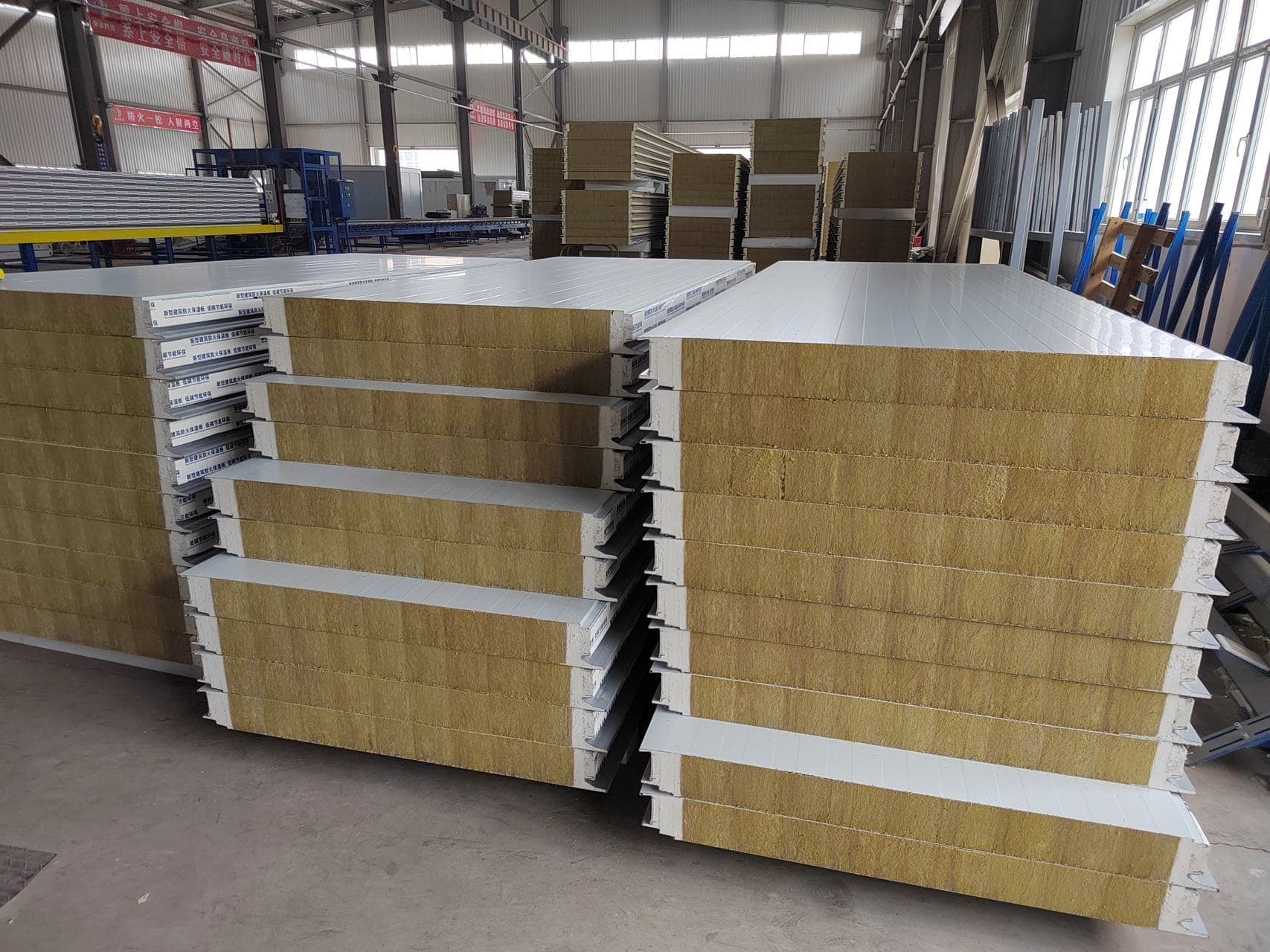 聚氨酯封板岩棉夹芯保温板